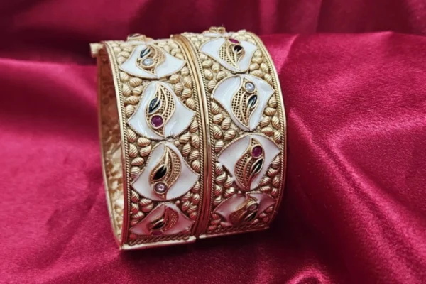 Exquisite Rajwadi Bangles - Traditional Bridal Bangles for Timeless Elegance